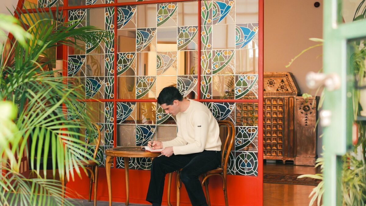 Artistul plastic belgian Guillaume Slizewicz reimaginează moștenirea art nouveau a orașului Oradea