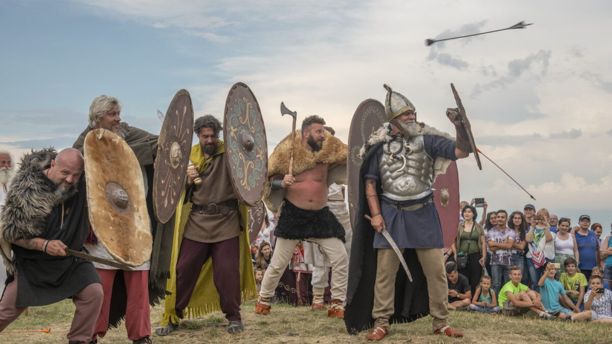 Expoziție foto despre reconstituirile dacice la Casa Istoriei Europene din Bruxelles. Fotograful Petruț Călinescu: “Politicul exploatează mitul dacic, dar nu e ceva nou, o făcea și Ceaușescu. Marketingul exploatează și el nemilos acest mit”